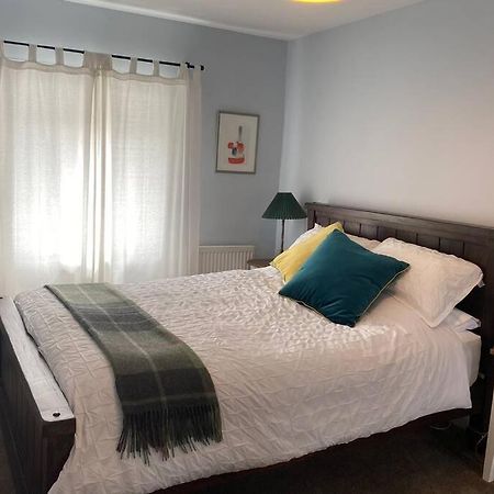 2X King Bedrooms, Private Living Room & Bathroom Thornhill  Екстер'єр фото