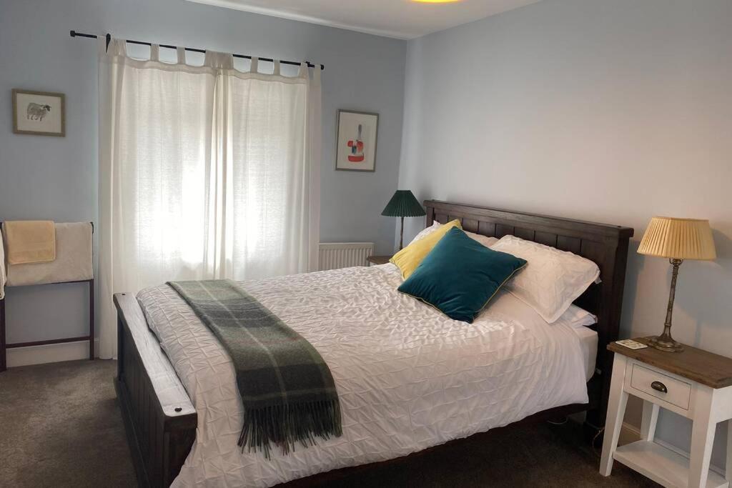 2X King Bedrooms, Private Living Room & Bathroom Thornhill  Екстер'єр фото